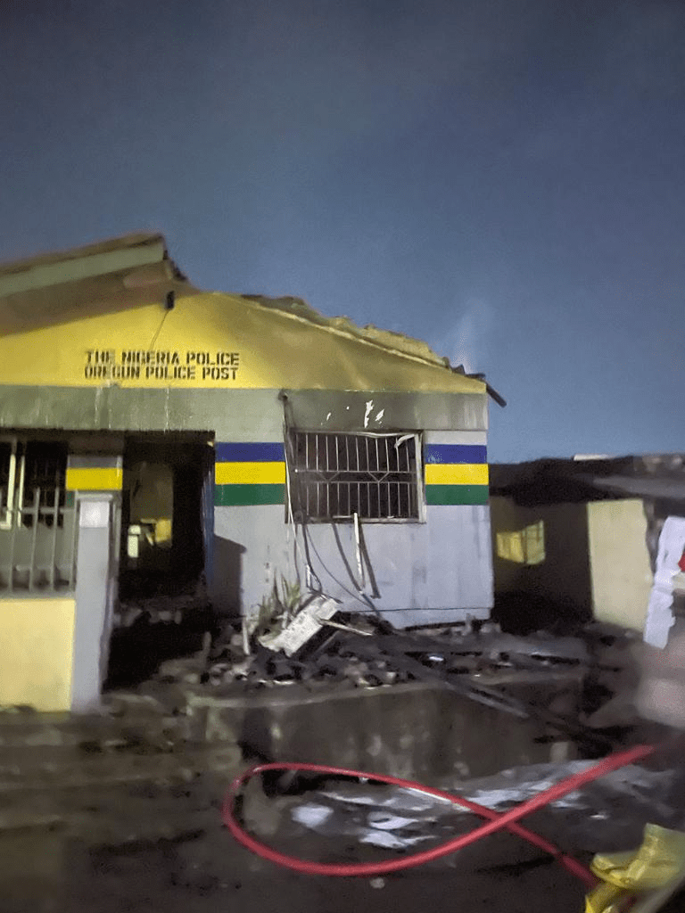 Rampaging youths set Police Station ablaze in Lagos