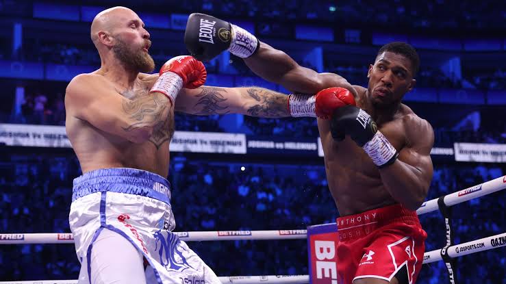 Moment Anthony Joshua Knockouts Finnish Boxer, Robert Helenius In 7th Round (VIDEO)
