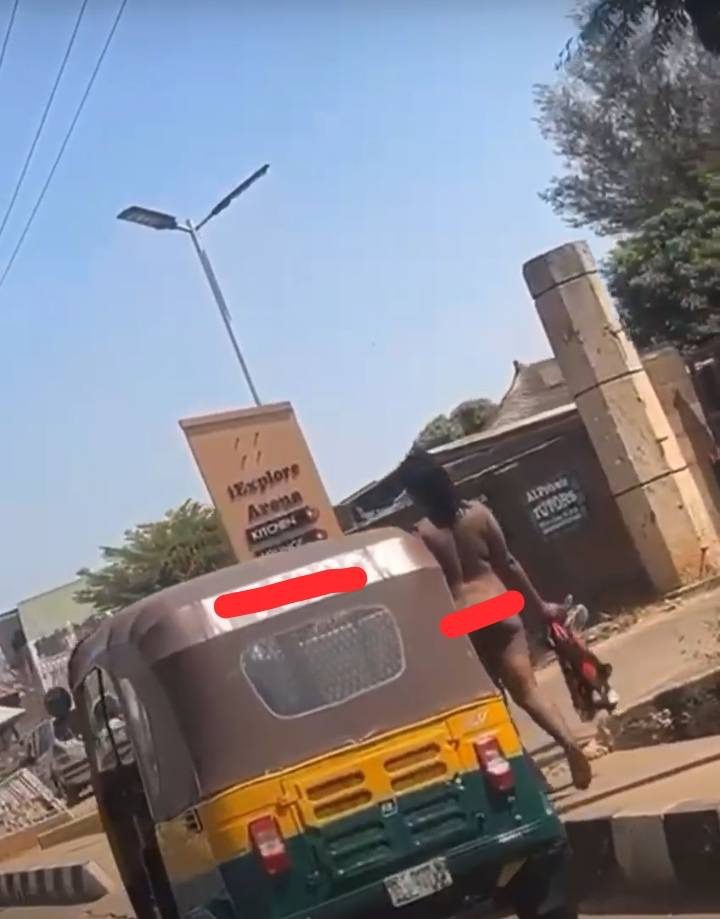 N@ked Woman Seen Walking On The Street In Jos