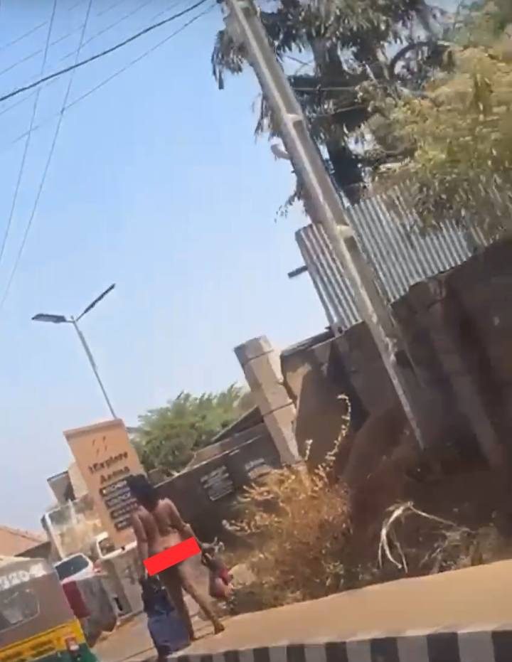 N@ked Woman Seen Walking On The Street In Jos