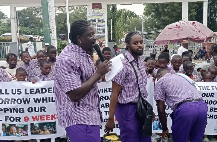 VeryDarkMan Leads School Children in Protest at Wike’s Gate Over FCT Teachers’ Strike